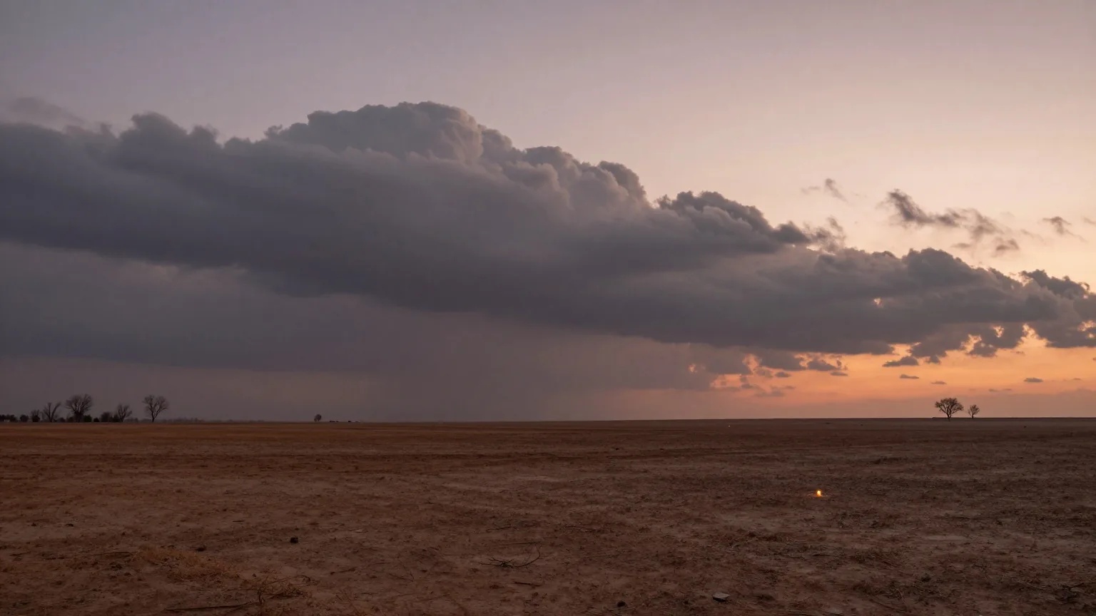 Dunkle Wolken ziehen in der Dämmerung über eine trockene, kahle Ebene, am Horizont stehen einige blattlose Bäume
